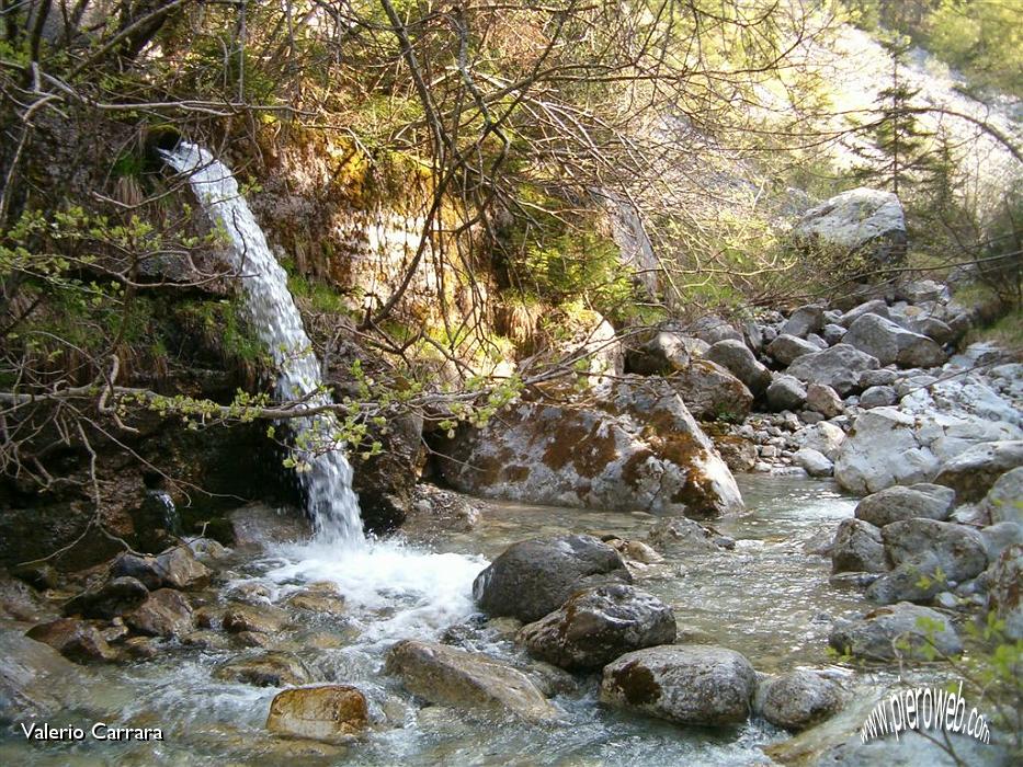 3° Sbocco di un aquedotto nel torrente Ogna.jpg